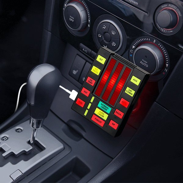 Abbildung zeigt den „Knight Rider K.I.T.T. USB Car Charger" im Gebrauch