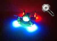 mini-quadcopter eingeschaltet mit Beleuchtung bei Dunkelheit